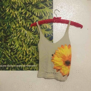  - Calvin Klein-linne i använt skick, elastisk så passar även S.
