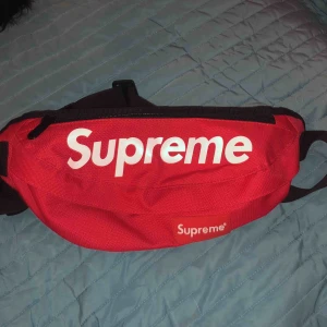  - Supreme fake Fanny pack