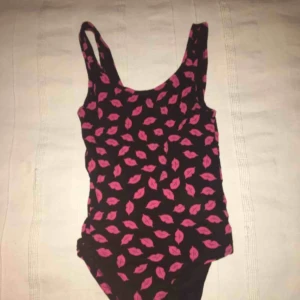  - Snygg svart body me pussmunnar på, strl S men passar mig bra som använder typ bara M, väldig stretchig