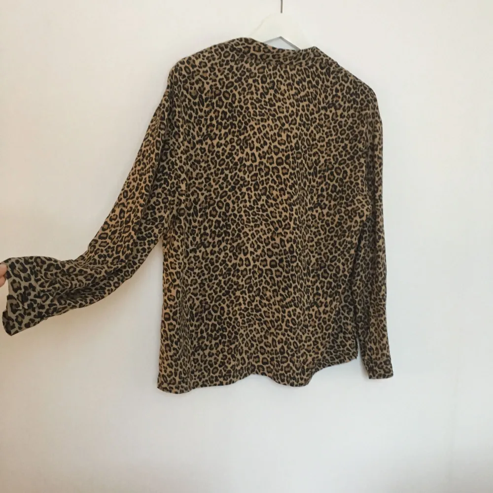 Oanvänd skjorta från PULL&BEAR i stl M🌸 Leopard mönster.. Skjortor.