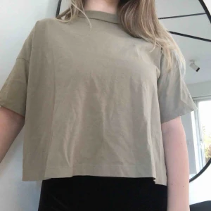  - Beige t-shirt från Weekday 🌿 Färgen visas bäst på sista bilden. Frakt ingår i priset! Skriv gärna vid övriga frågor 💕