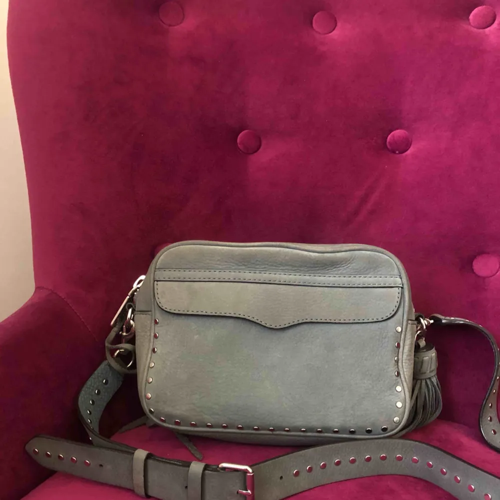 Väska från Rebecca Minkoff i färgen ”Dusty blue”. Så fin väska som jag hållit mycket kär, köpt på åhlens början av 2018, kvitto samt dustbag medkommer vid köp💫. Väskor.