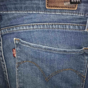  - Byxorna är aldrig använd bara testade. Passar en kropp som är 36 i byxor. Jag är tyvärr en 38 och finner dem mindre smickrande på mig själv. Levi’s äkta. Jätte coola på rumpan. Jag kan mötas i stockholm elr frakta för 39kr+pris
