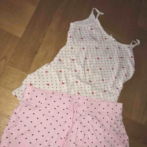  - Pyjamas set Shorts storlek: XS 30 kr Linne storlek: XS 25 kr Båda för: 50 kr Bra skick!