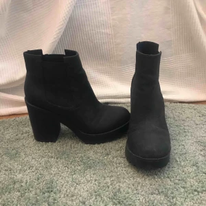  - Svarta klackar från hm med platå, nypris 299kr. Priset är exklusive frakt, köparen står för frakt.