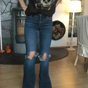  - Crocker-jeans i flare-modell med snygga hål klippta. Aldrig hittat ett par jeans som sitter lika bra men tyvärr för små för mig. Storlek 23/30 från JC. Dom har ett litet hål uppe bak vid hylsan men det går lätt att laga. Stretchigt material