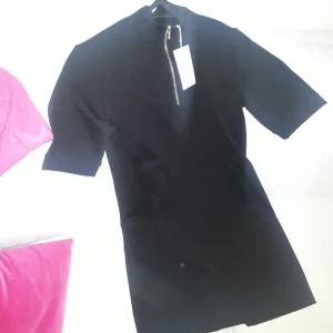  - En Carin Wester klänning som alldri g är använd,  ord pris  399 kr.