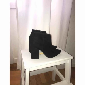  - Svarta skor från hm i stl 39. Aldrig använda då de är lite för små för mig. Klacken är på ca 9cm. Kan hämtas i Stockholm eller skickas via postnord.