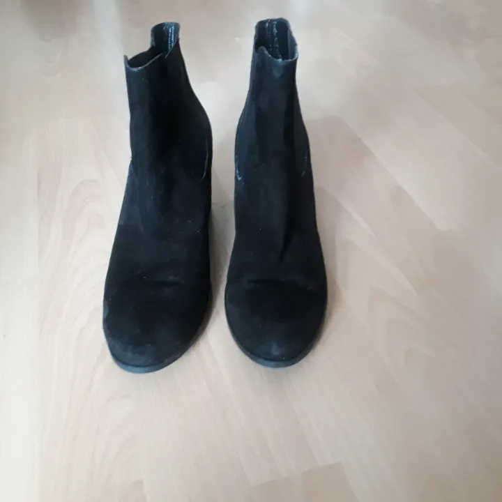 Black shoes in suede approx. 7 cm heel. Italian brand Codici e segni strl 40. New price 240 euros.. Skor.