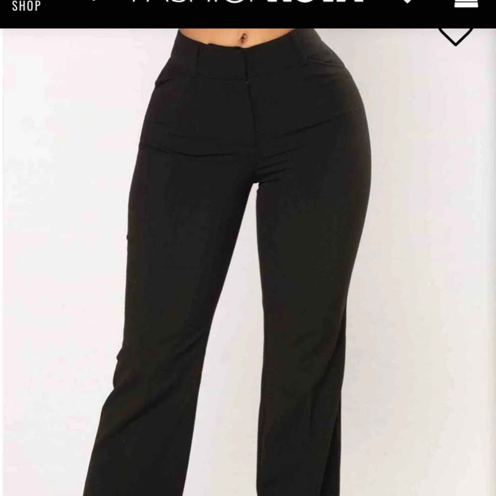 Använd en gång. Är i nyskick. Svarta kostymbyxor med wide leg modell. 💕. Jeans & Byxor.