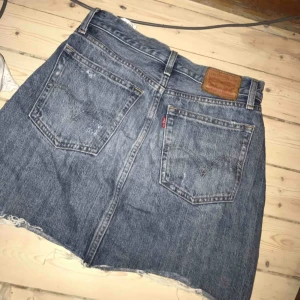  - Snygg jeanskjol Levis storlek W26. Säljer då jag har två likadana. Frakt 55 kr