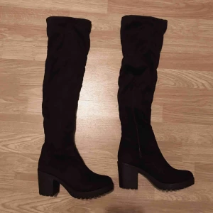  - Helt oanvända over knees pga fel storlek, storlek 38⚡️  Nypris 600. 300kr! 