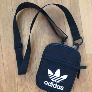 Liten Adidas-väska, svart, nyskick, kan fästas på bälte eller hängas över axeln, frakt ingår! 