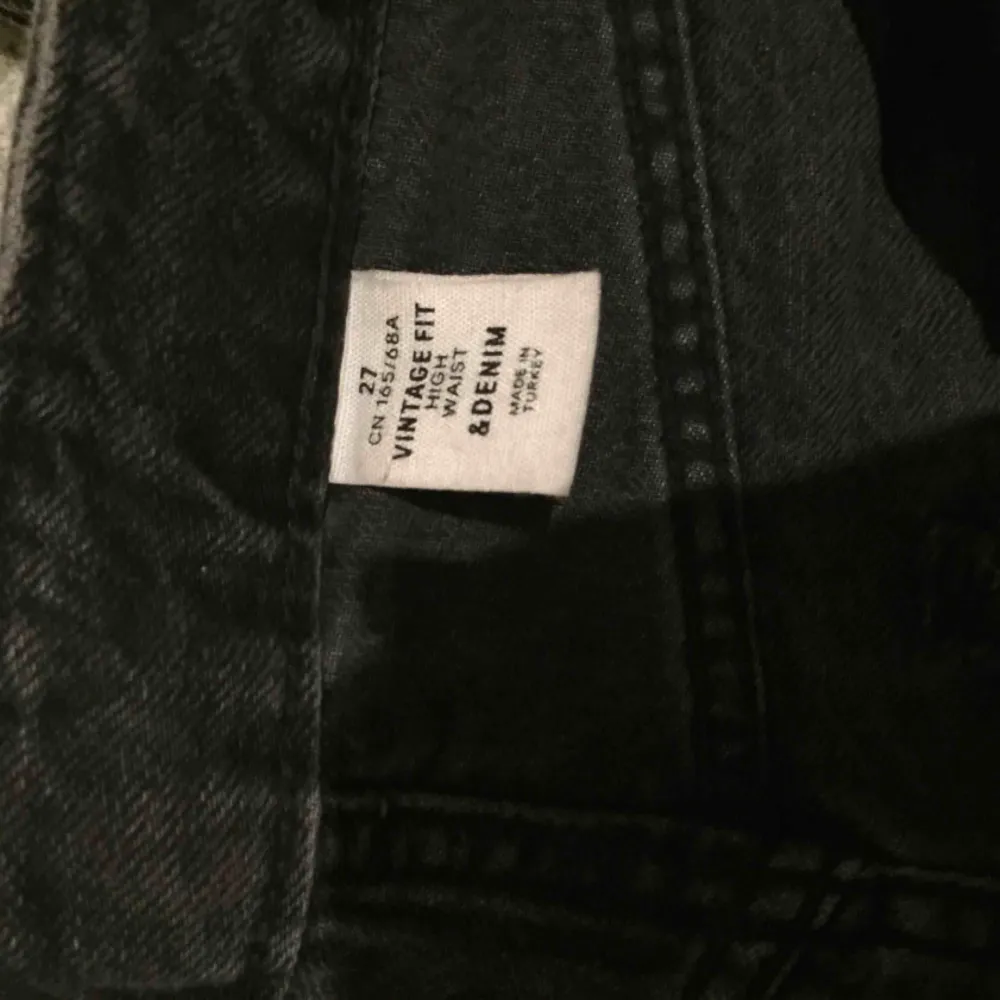 Ett par kätte fina mom jeans från H&M i strl 27-S, pris går att diskutera vid snabb affär!. Jeans & Byxor.