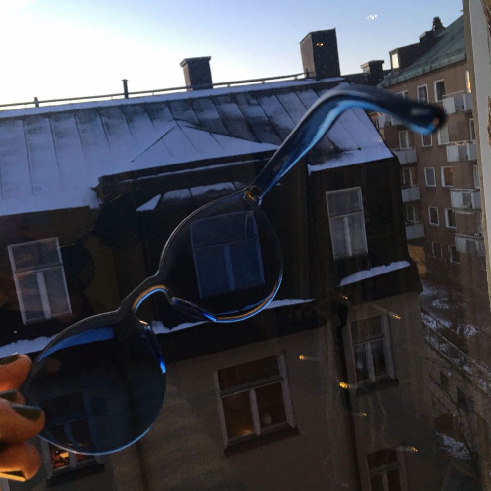 Asballa solglasögon i blått glas. Oanvända. Skickas mot fraktkostnad eller möts upp i Stockholm. . Accessoarer.