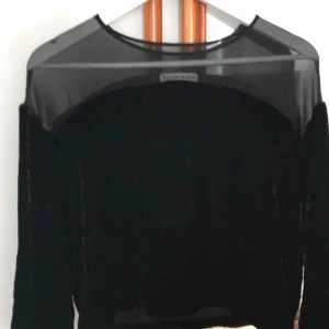  - Säljer supersnygg topp från rodebjer, endast använt några gånger. I sammet och svart transparent tyg upptill. 