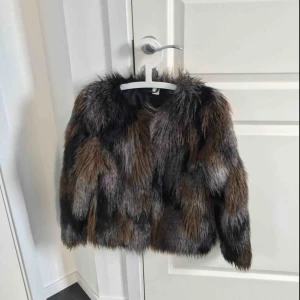  - Fake päls, knappt använd, den är som ny! Storlek 34, alltså xs. Köparen betalar frakten!