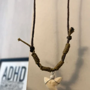  - Halsband med hajtand, reglerbart snöre! Frakt 10kr!