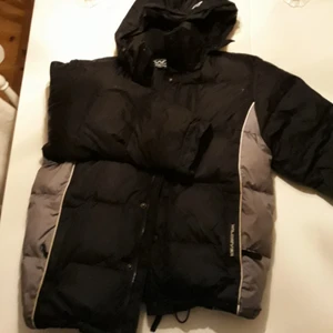  - Svart vinterjacka, stl 152. Kan hämtas i Mehedeby eller tas till tierp