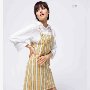  - En väldigt fin rutig hängselklänning från Monki. Endast testad med prislappen kvar! Med frakt 200 kronor 🌺🌹🌼