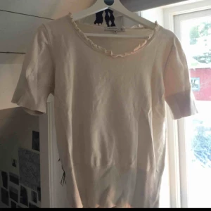  - Beige blus i ganska bra skick! Har ett litet hål i armhålan som man lätt kan sy igen. Vid intresse kan även min mamma sy ihop det innan jag skickar! Volanger upptill och resår på armarna och nertill. Passar även s. 