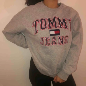  - äkta tommy hilfiger sweatshirt. nypris 1400kr. prutat och klart. FRAKT INGÅR