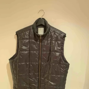  - Väldigt fin J.Lindeberg väst i storlek M. Nästan aldrig använd så finns inga skador på den  Nypris över 2000kr