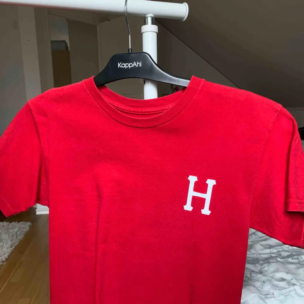 Thrasher & HUF röd t-shirt. knappt använd. thrasher trycket sitter på ryggen. den har inte breda axlar den hänger bara dåligt på galgen. pris kan diskuteras. T-shirts.