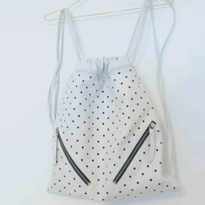  - Äkta skinnryggsäck från Topshop. Någon fläck på baksidan men inget som syns när man har den på sig! Köparen står för frakten:)