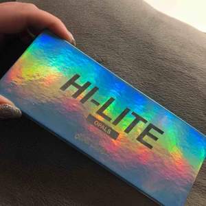  - Highlighter från LIMECRIME! Endast swatchad, men råkade fastna med nageln lite i den ena... (hej jag är klumpig) Vegansk och cruelty-free! Helt fantastisk på! Orginalförpackning medföljer