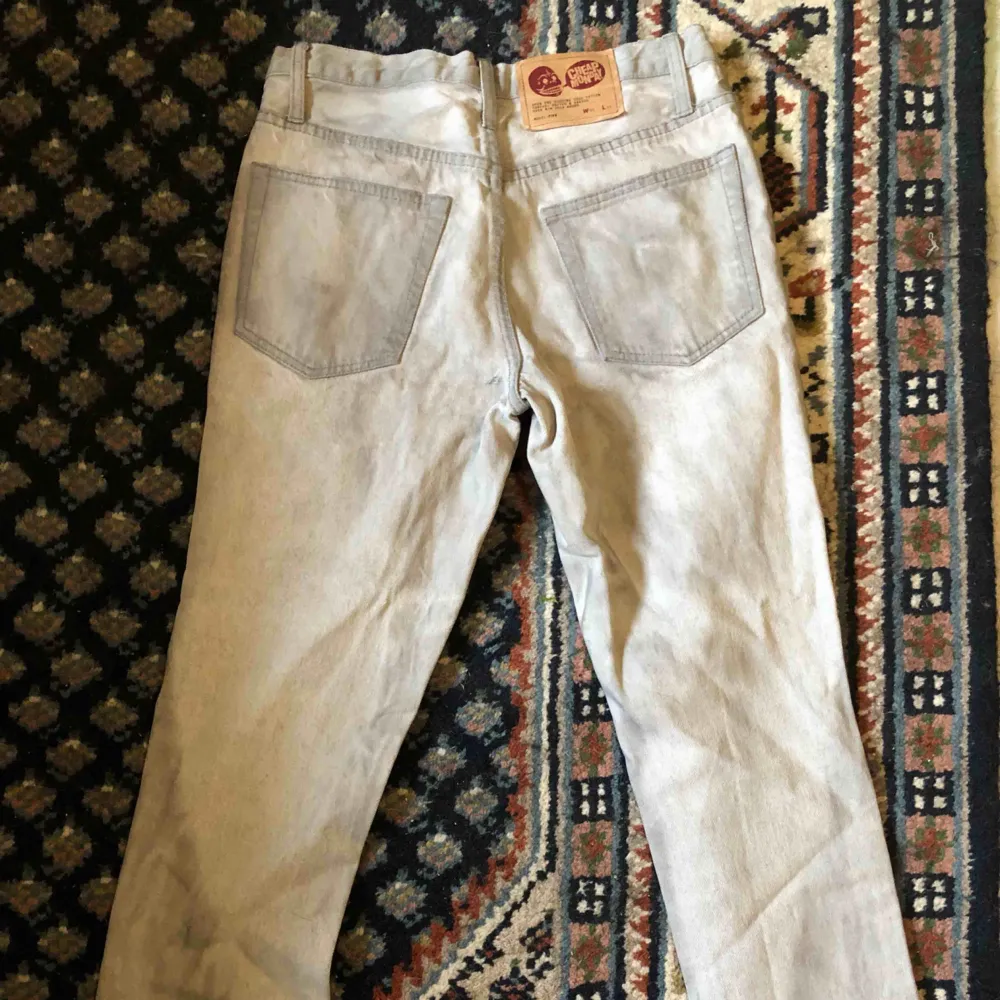 Grå vintage, typ bootcut-jeans från Cheap Monday köpta här på Plick, säljer pga inte de inte hade den passform jag ville ha. Köparen betalar frakten. 🌻. Jeans & Byxor.
