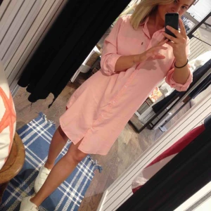  - Garderobsrensning pga flytt.  Laxrosa Skjortklänning från lexington. Sparsamt använd