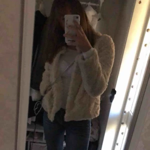  - Säljer en fake fur i ben vit, jätte mysig. Köpen står för frakten som ligger på 60 kr 