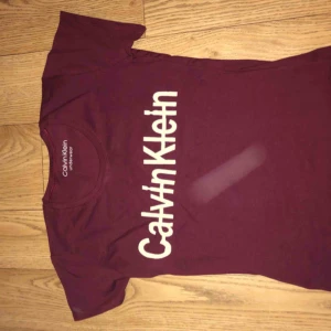  - Calvin Klein tröja i vin röd Vita sträcken är en reflektion av kameran be om fler bilder för att klargöra