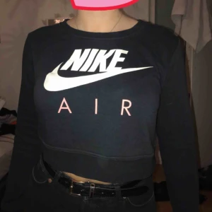  - Säljer en Nike tröja som är lite croppad.  Använd rätt mycket men ändå i väldigt bra skick! Storlek: S Kan mötas upp, annars tillkommer frakten