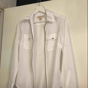  - Vit Michael Kors blus i nyskick!  Storlek: XS  Säljs på grund av för liten storlek.  Köpt för 1148kr.
