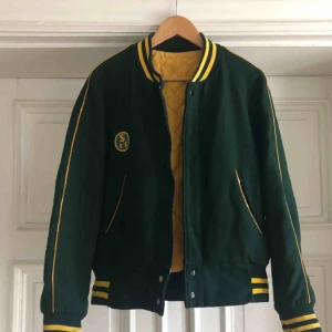  - Vintage collage jacka / coach jacka i trevligt skick. 60-70tal. Mindre nötning på ena fickan