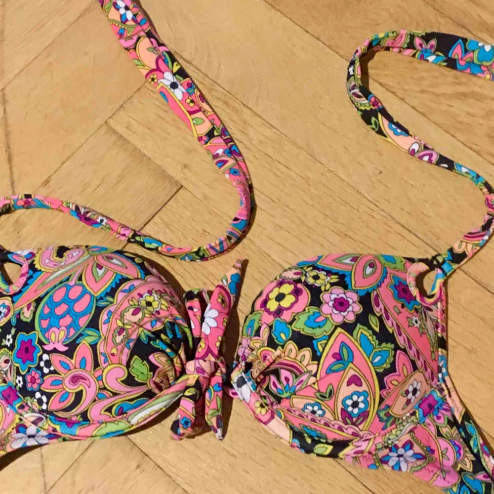 💕Victoria’s Secret💕bikini - några år gammal men som ny! Push up överdel 34 A & underdel XS.. Övrigt.