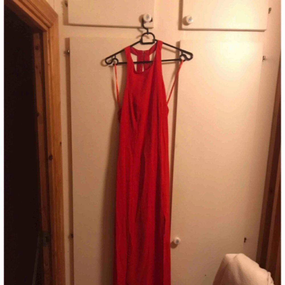 Röd klänning ifrån NLY 👗  Bara använd 1 kväll då vi hade avslutningsmiddag. Ganska lång på mig som är 169 cm så skulle rekommendera att använda högklackade skor eller sy upp den ☺️  Finns katter i hemmet 🐈 köparen står för frakt! . Klänningar.