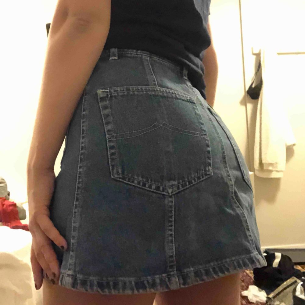 Säljer en fin jeans kjol från märket Original Rocky Clothing 💕 den är i storlek M men jag skulle säga S Finns i Falun men kan fraktas mot fraktkostnad . Kjolar.