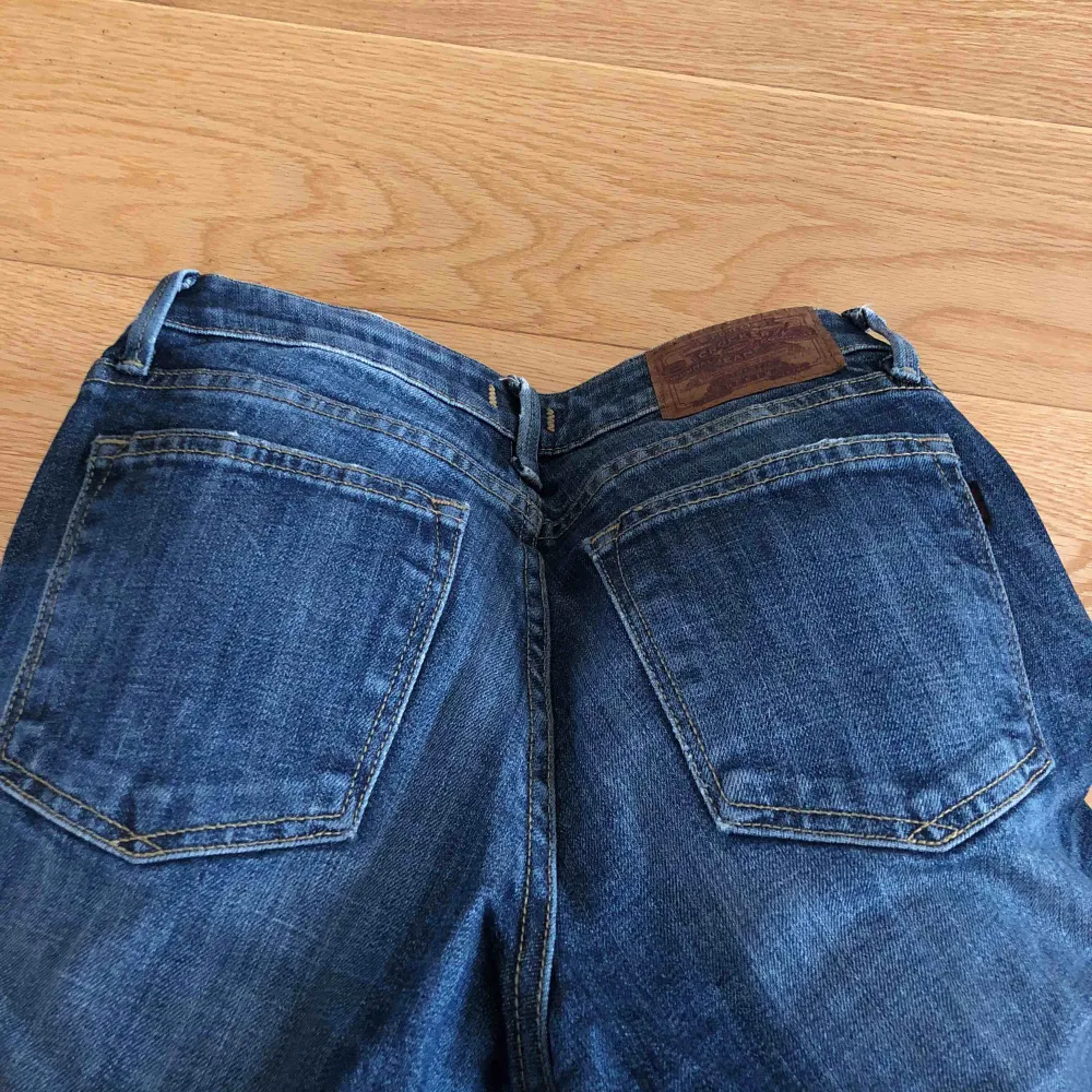 Jättesnygga bootcut jeans med en lite mörkare denim färg. Använda ett fåtal gånger och är som nytt skick. Stentvättningen är mer naturlig än vad det syns på bild nr 1. Snygg passform. Frakt tillkommer.. Jeans & Byxor.