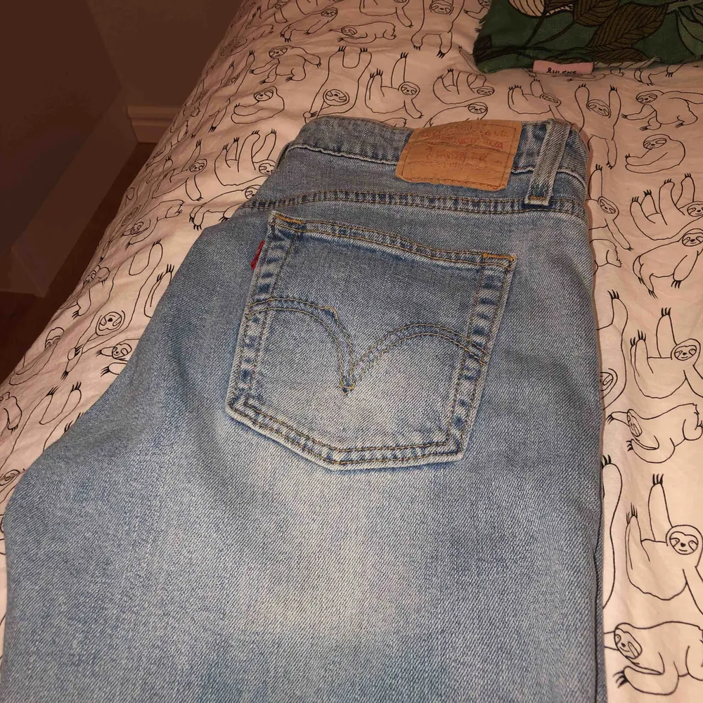 Har bestämt mig för att sälja vidare mina favorit jeans. Dessa vintage braller har länge varit ett basplagg för outfits och funkar till det mesta. Så köp köp köp ni kommer inte ångra er! . Jeans & Byxor.