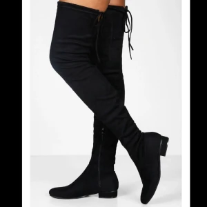 Overknees  - Snygga svarta overknees med snörning där bak så dom sitter på plats, köpa på nelly för längesen men är knappt använda. Skit snygga till en klänning på sommaren.