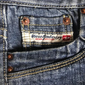 DIESEL Jeans - Fräscha, lågmidjade diesel-jeans. Bra skick och snygg passform.