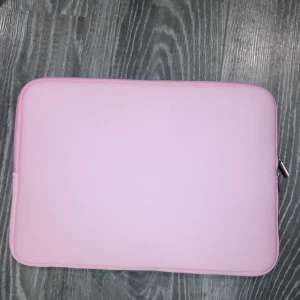 Datorväska rosa - Babyrosa datorväska i gott skick (aldrig använd). Mått: 35x25 cm. Köparen står för frakten. Fraktar endast.