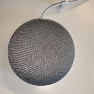 Detta är en ljusgrå Google home mini som funkar perfekt, den e knappt använd. I butik kostade den runt 400kr. Säljer den för har ingen plats och ska flytta💜hör av er om ni är intresserade!🤍 🤍