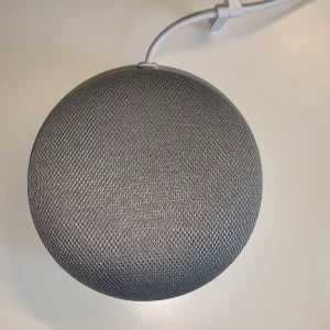 Google Home mini - Detta är en ljusgrå Google home mini som funkar perfekt, den e knappt använd. I butik kostade den runt 400kr. Säljer den för har ingen plats och ska flytta💜hör av er om ni är intresserade!🤍 🤍