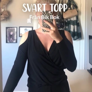 Svart topp  - Svart topp köpt på Bik Bok för ca 200kr Använd ganska mycket men ingenting som syns.  Säljer för 50kr