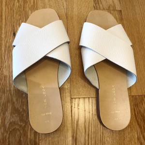 Vita tofflor  - Vita tofflor i fejkläder från New Look, wide fit men tycker de är normala. Storlek 37. Använda en gång.