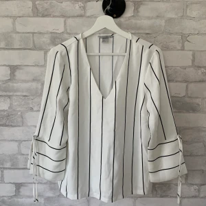 Randig blus  - Assnygg stilren blus! Skön att ha på sig. Använd få gånger och är i nyskick! Skulle säga att den passar på någon som är S/M. Säljer pga inte min stil längre<3